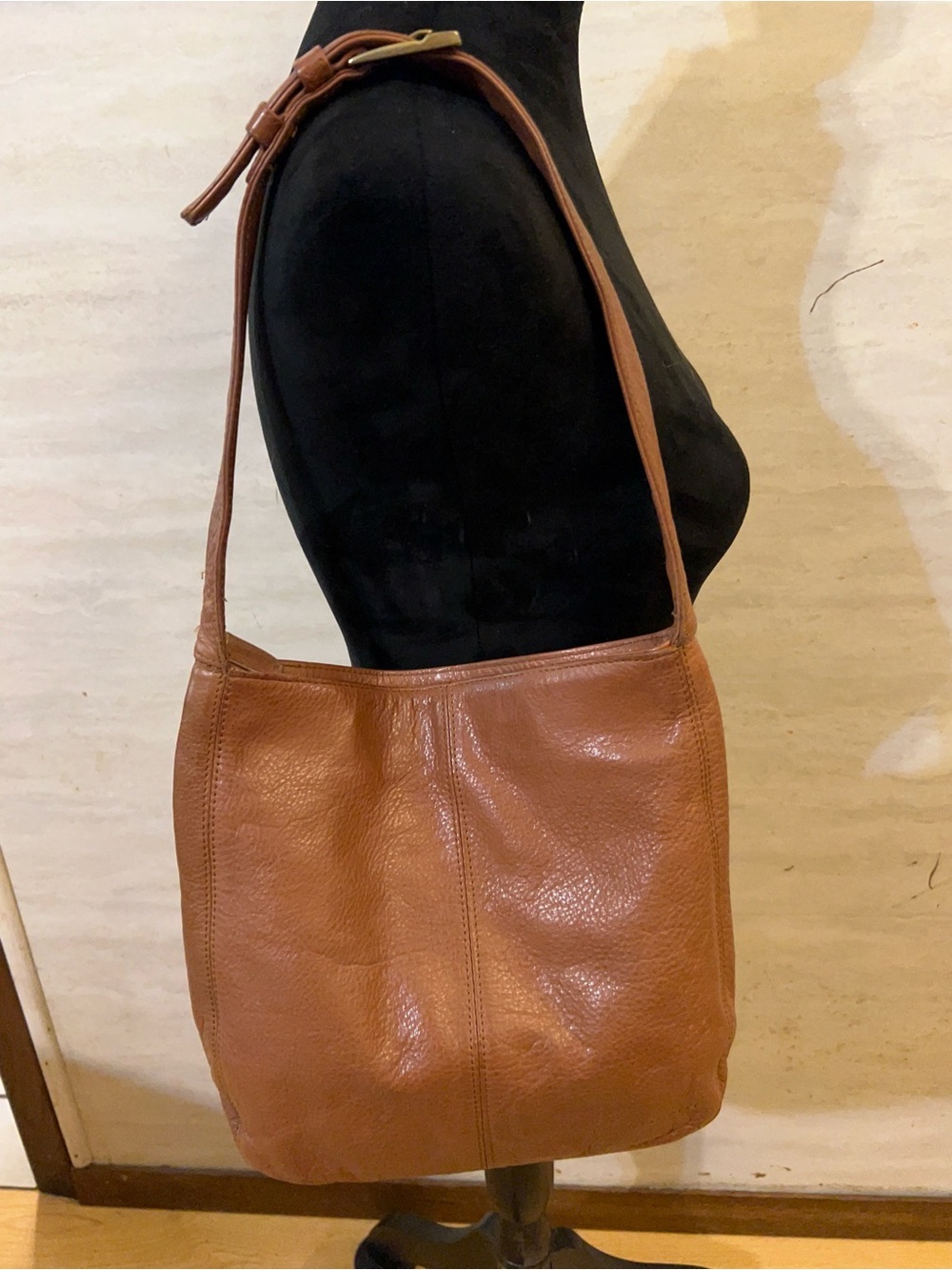 Vintage Nine West brown genuine leather minimalist shoulder bag.